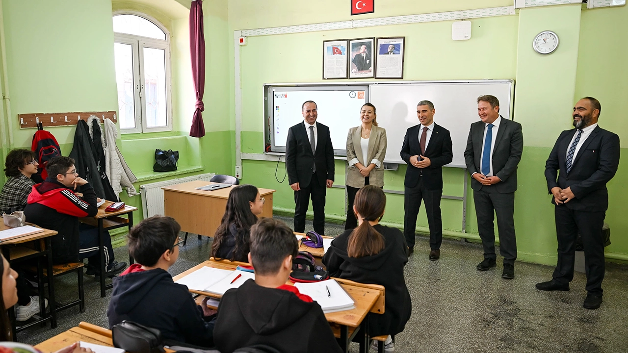 Vali Aktaş, Halit Ziya Uşaklıgil ve Mehmet Emin Hoşgör Ortaokullarını Ziyaret Etti