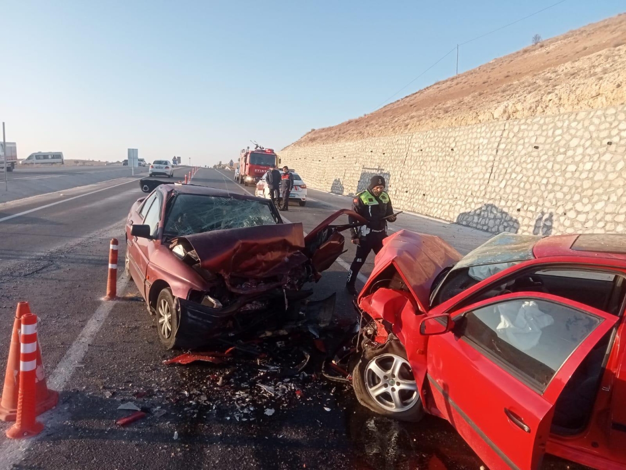 Afyonkarahisar'da iki otomobilin çarpıştığı kazada 3 kişi yaralandı