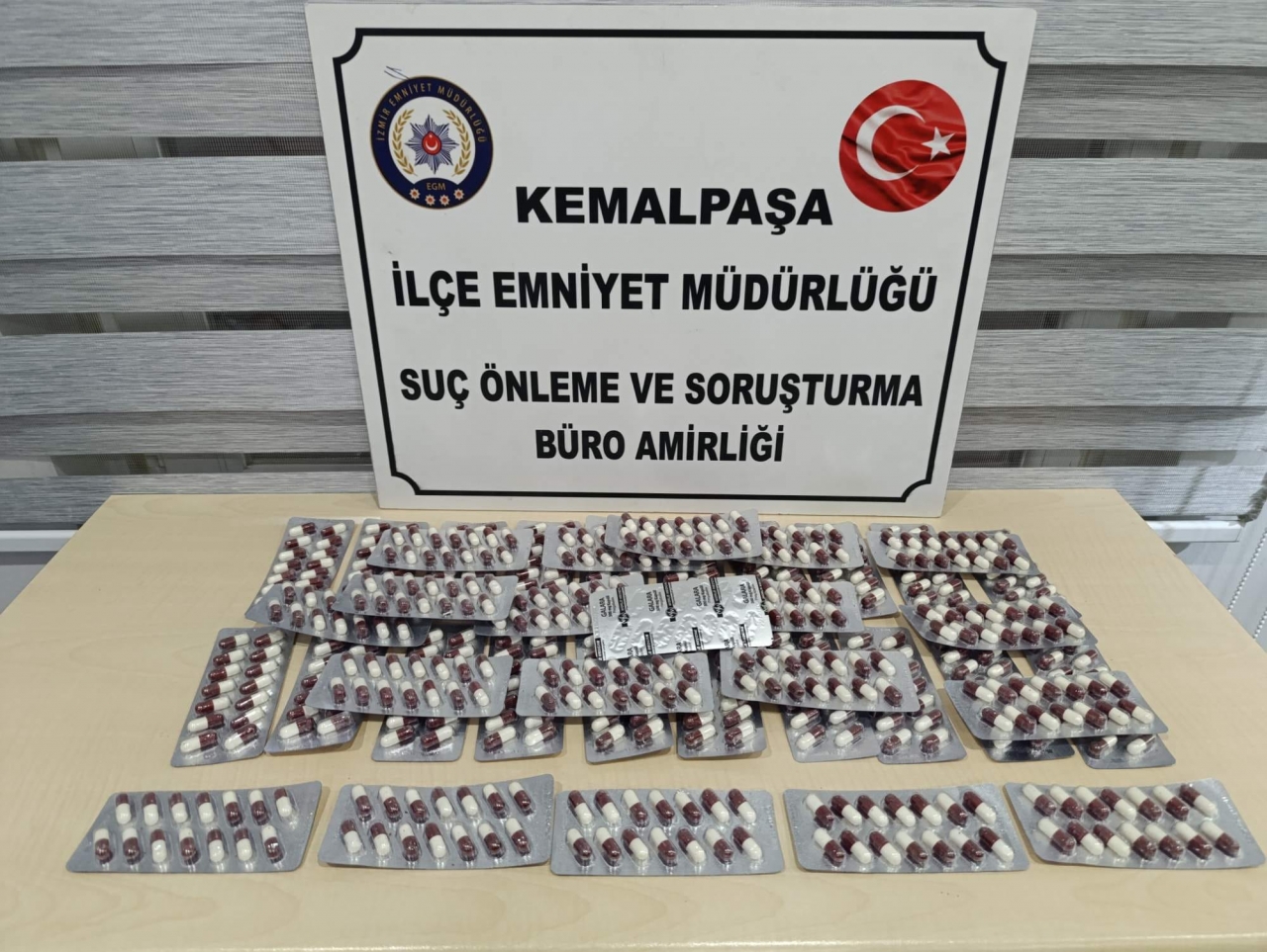 İzmir'de uyuşturucu hap bulunan otomobilin sürücüsü tutuklandı