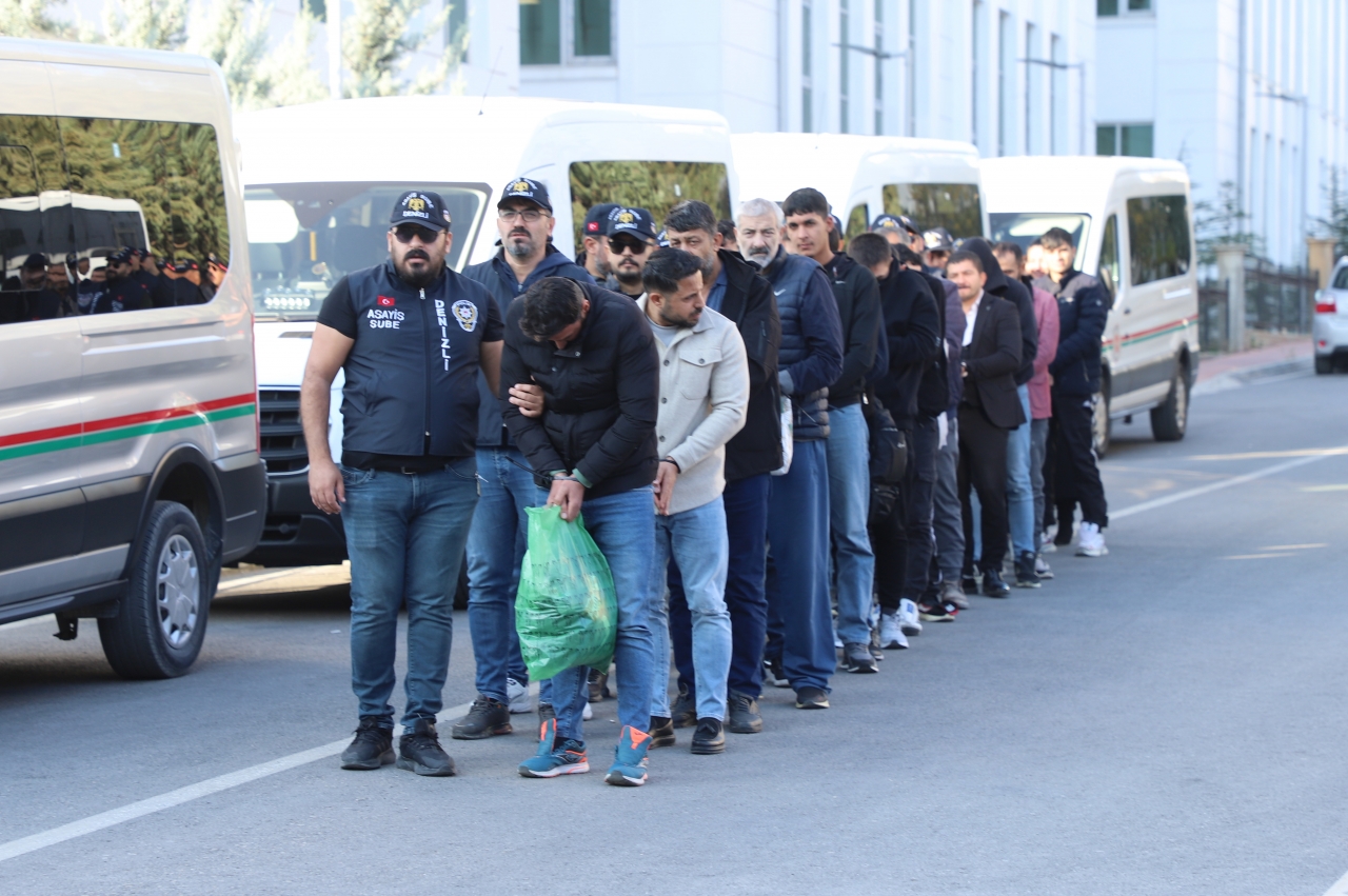 Denizli'de yaşlı kadını yaklaşık 33 milyon lira dolandıran 19 kişi tutuklandı