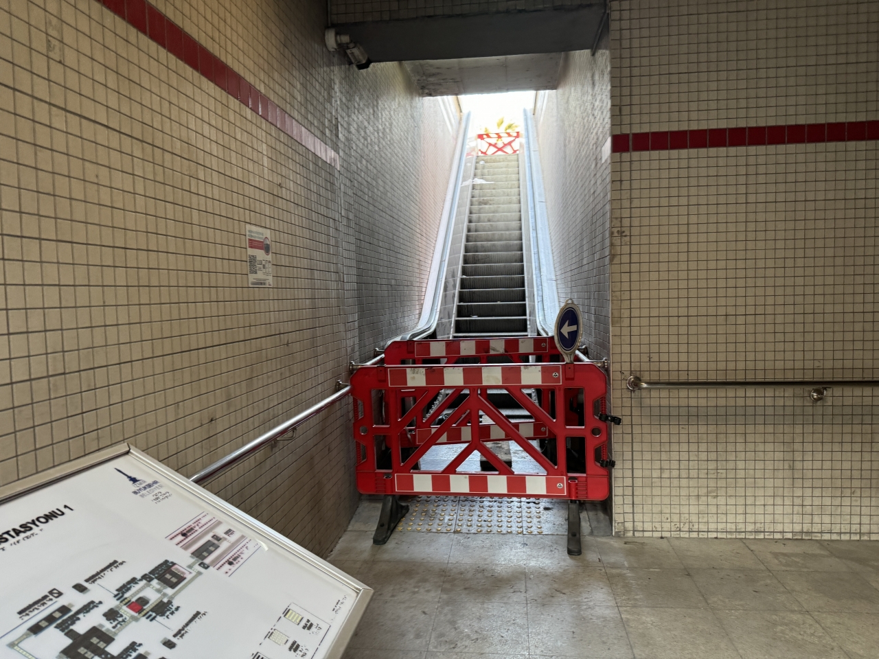 İzmir Metrosu'nda bazı yürüyen merdivenlerin çalışmaması tepkilere neden oluyor