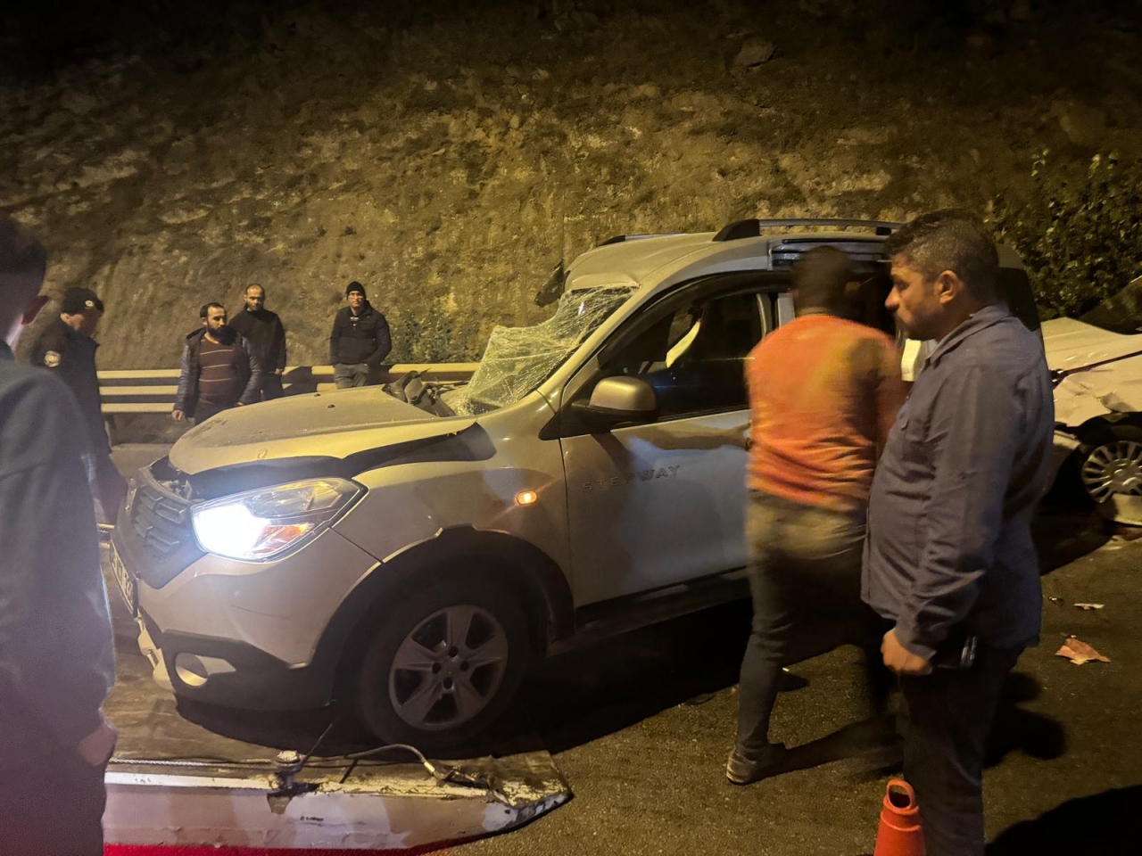 Afyonkarahisar'da zincirleme trafik kazasında 18 kişi yaralandı
