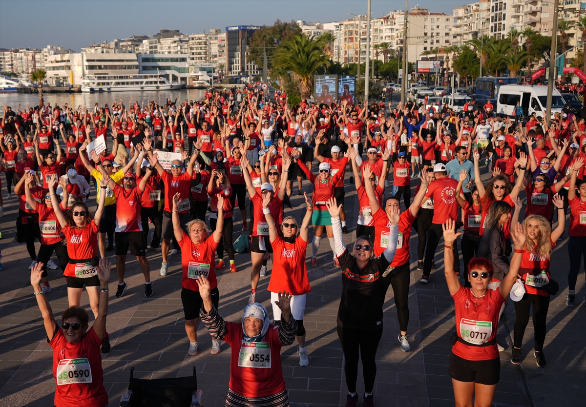 İzmir'de "Ata'dan Ana'ya Saygı Koşusu" düzenlendi