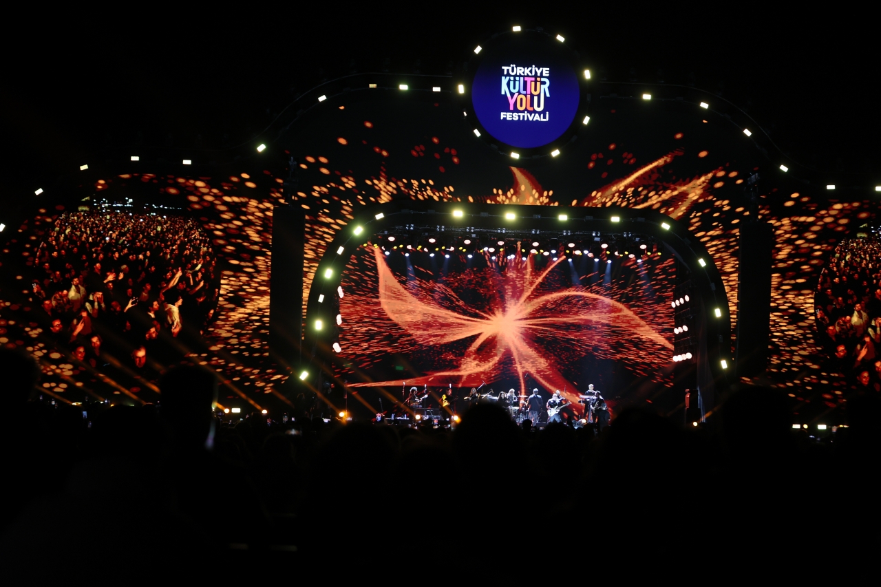 Haluk Levent, İzmir Kültür Yolu Festivali'nde konser verdi