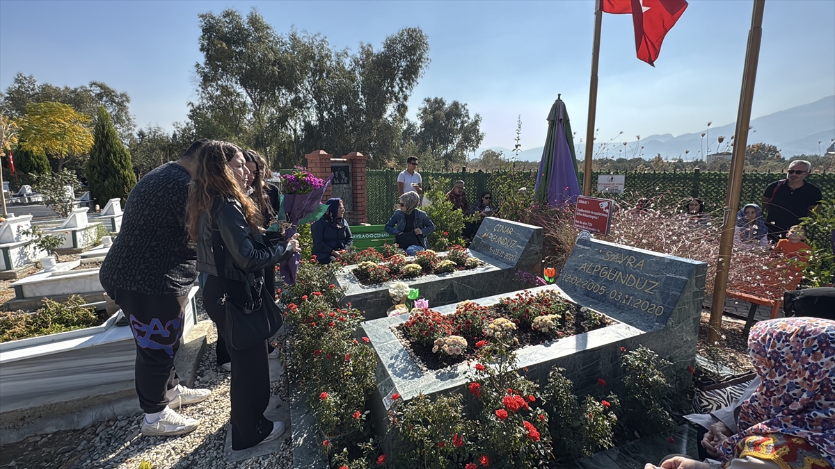 İzmir depreminde ölen ikizler, mezarları başında anıldı