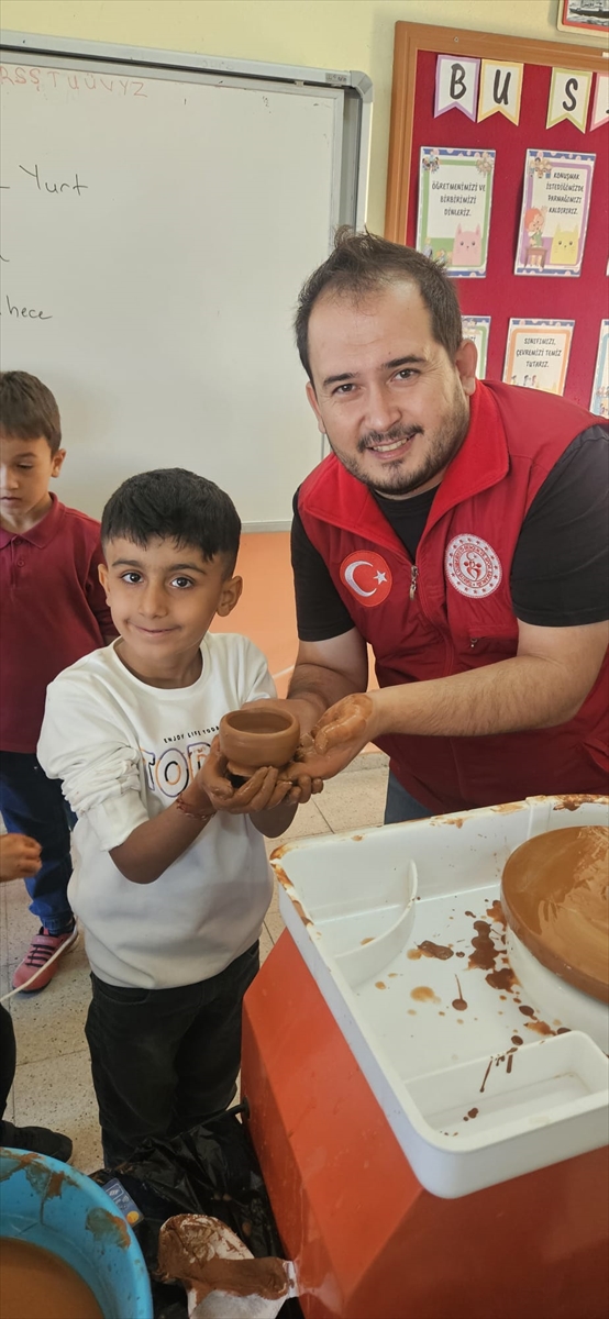 Muğla'da gönüllü gençler okullarda çömlekçilik eğitimi veriyor