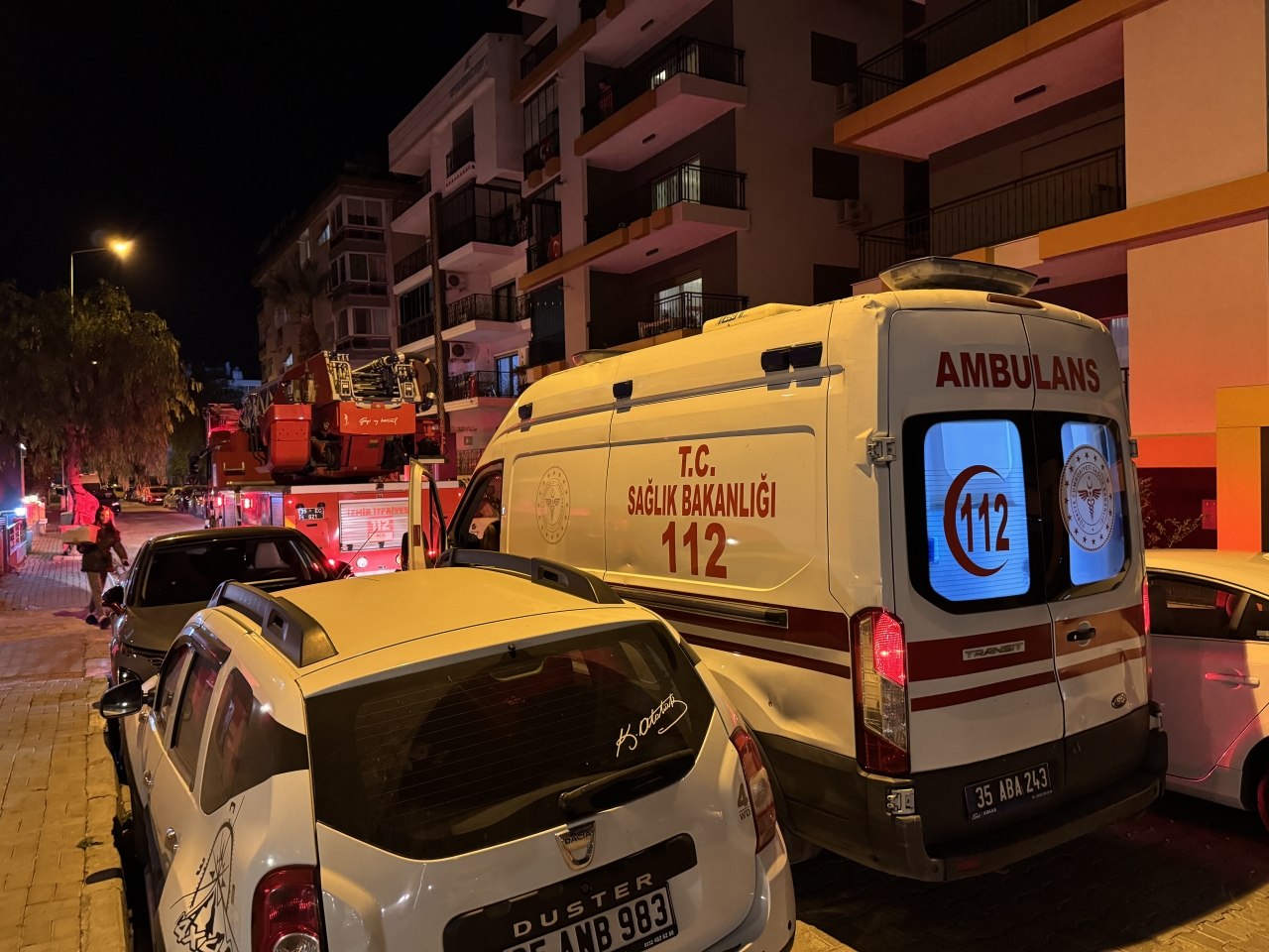 İzmir'de apartmanda çıkan yangında 3 kişi dumandan etkilendi