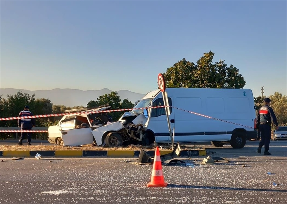 İzmir'de kamyonet ile otomobilin çarpıştığı kazada Mehmet E. öldü