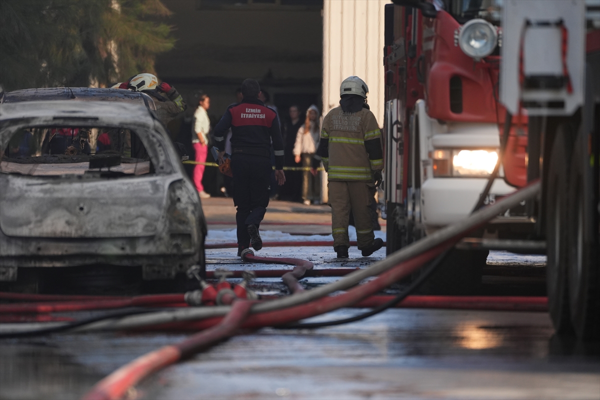İzmir'deki fabrika çıkan yangın kontrol altına alındı