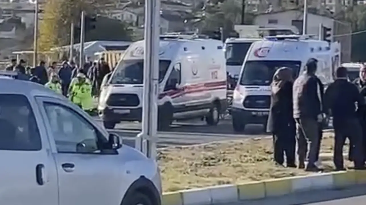Uşak’ta Yunus Polise Otomobil Çarptı: 2 yaralı