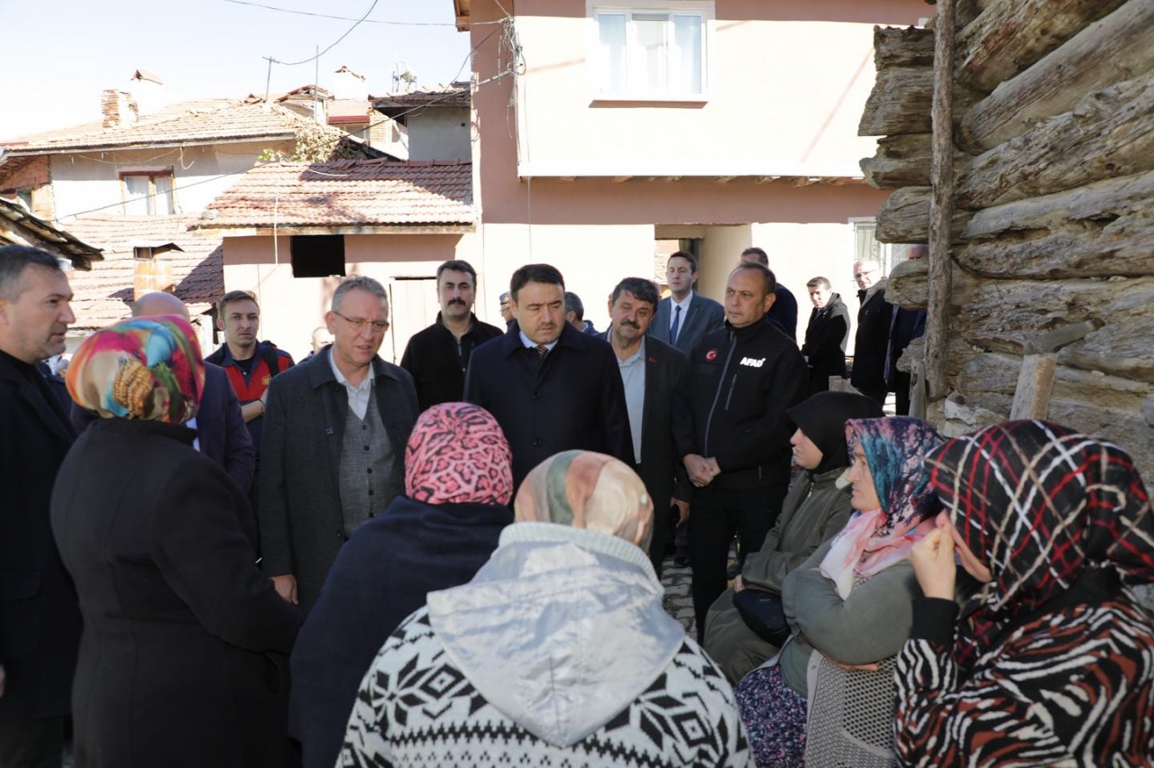 Kütahya Valisi Işın, 7 evin yandığı köyde incelemelerde bulundu