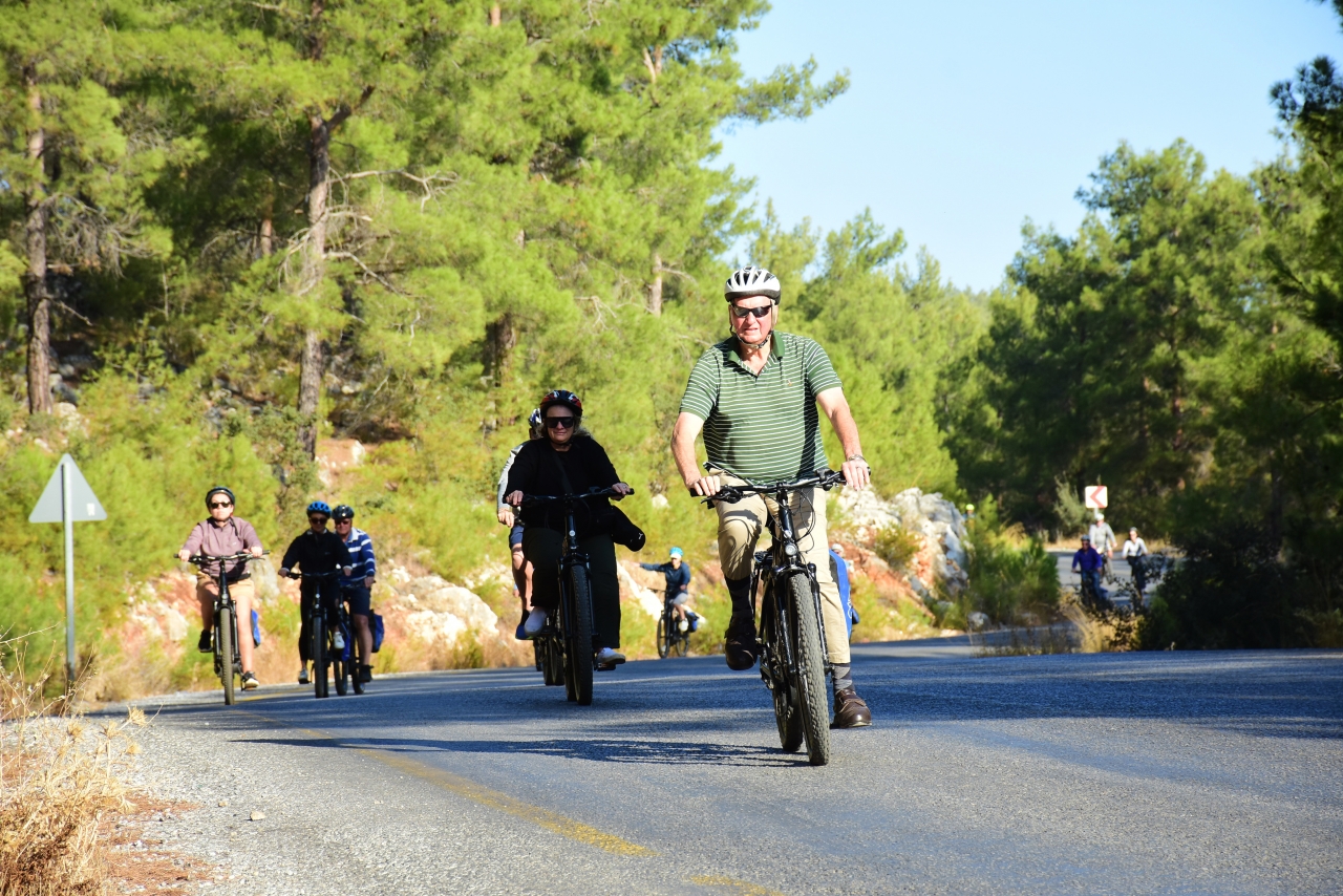 Bodrum'a kruvaziyerle gelen turistler, doğal güzelliklere pedal çevirerek ulaşıyor