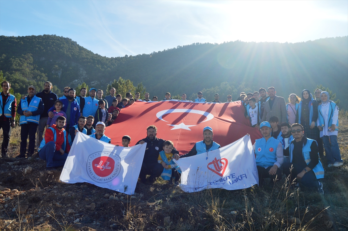 Kütahya’da gençler fidanları toprakla buluşturdu