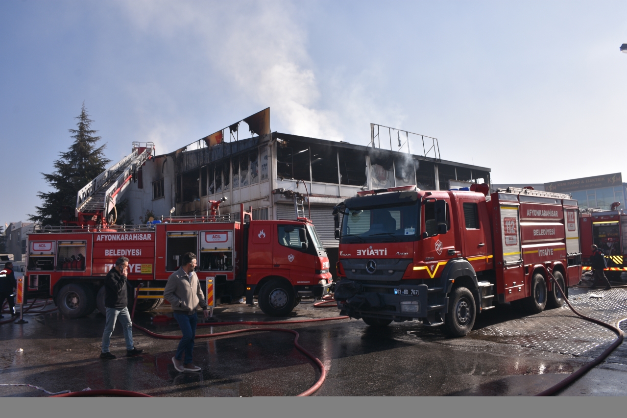 Afyonkarahisar'da yedek parça dükkanında çıkan yangın söndürüldü