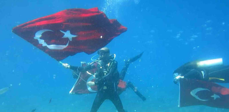 Fethiye'de dalgıçlar Büyük Önder Atatürk'ü su altında sergi açarak andı