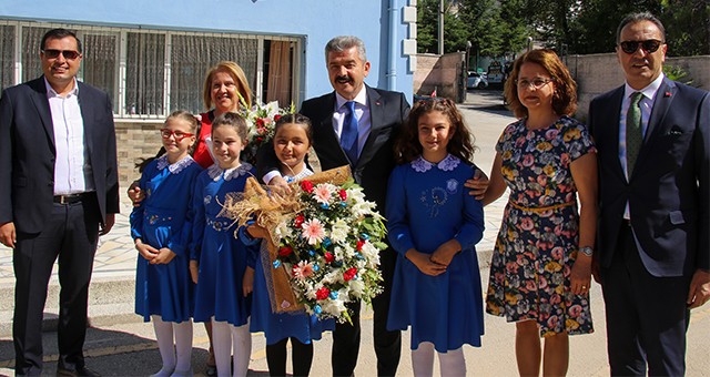 VALİ ERGÜN VE BELEDİYE BAŞKANI ÇAKIN ,ÖĞRENCİLER İLE ÖĞRETMENLERİ YANLIZ BIRAKMADI