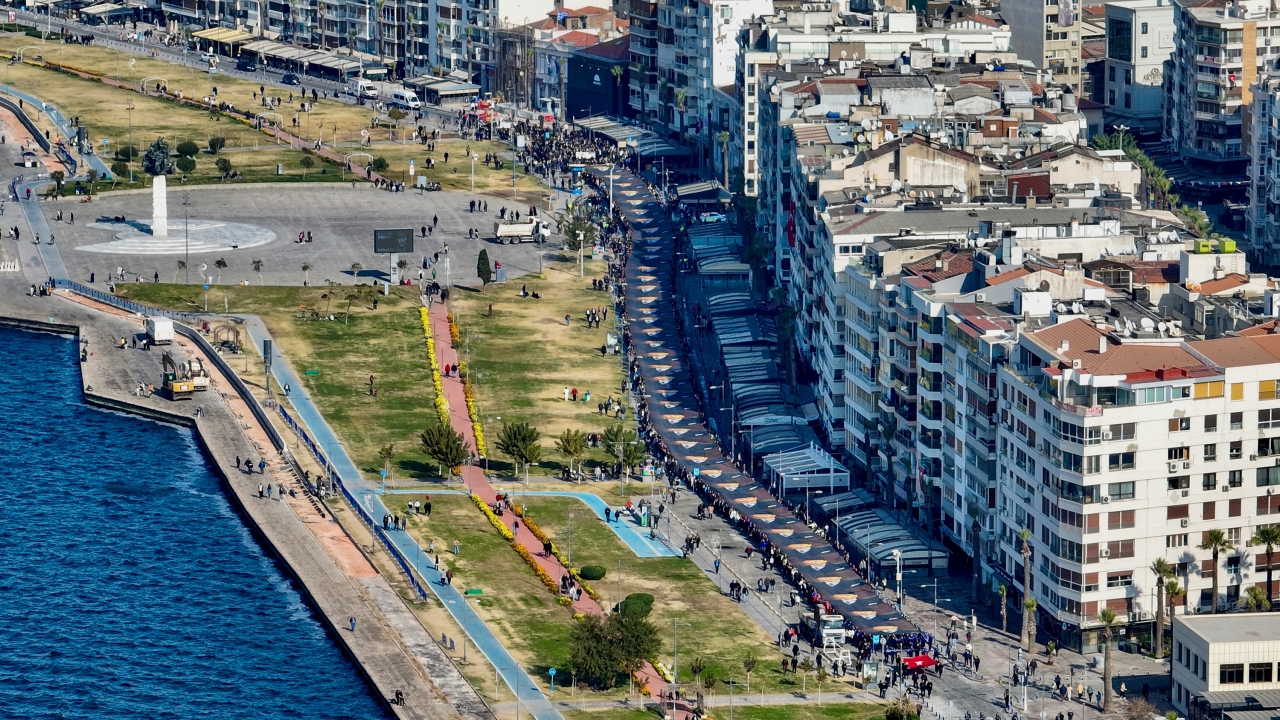 İzmir'de "Ata'ya Saygı Yürüyüşü" ile koreografi düzenlendi