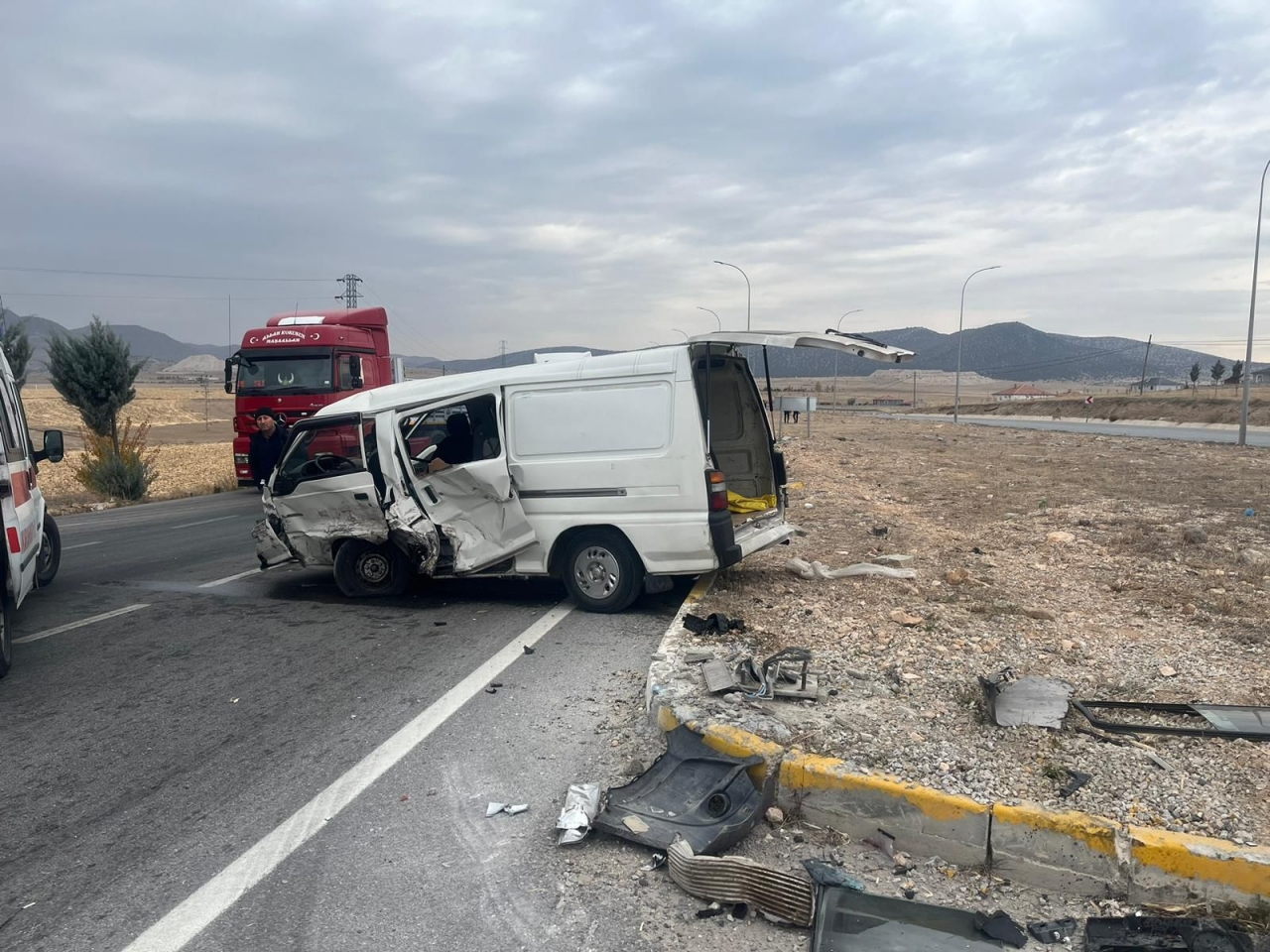 Afyonkarahisar'da kamyonet ile hafif ticari aracın çarpıştığı kazada 6 kişi yaralandı