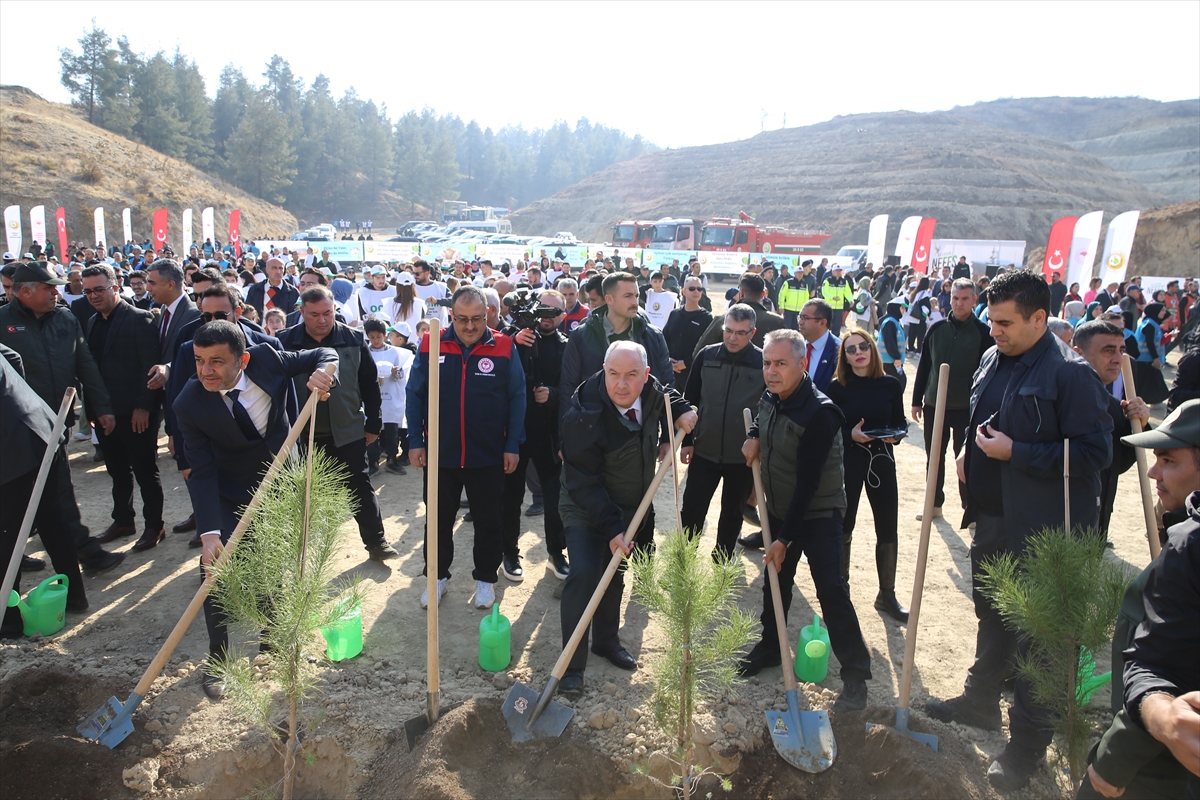 Denizli'de Milli Ağaçlandırma Günü dolayısıyla fidan dikildi