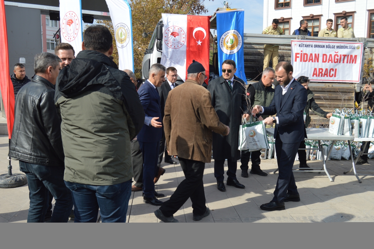 Kütahya'da vatandaşlara fidan dağıtıldı