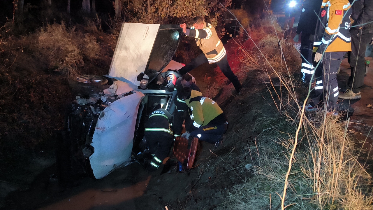 Kütahya'da sulama kanalına devrilen otomobilin sürücüsü yaralandı