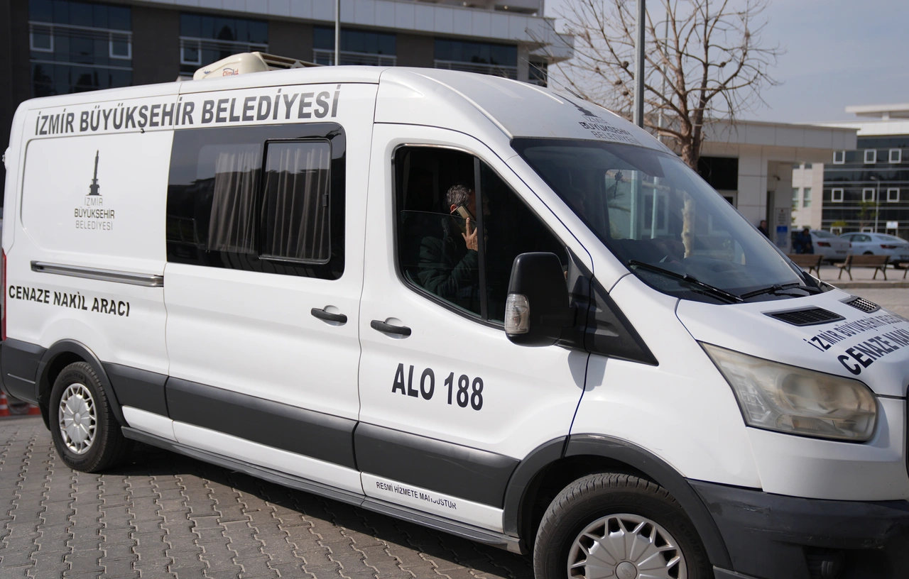İzmir'de 5 kardeşin hayatını kaybettiği yangına ilişkin gözaltına alınan anne emniyete götürüldü