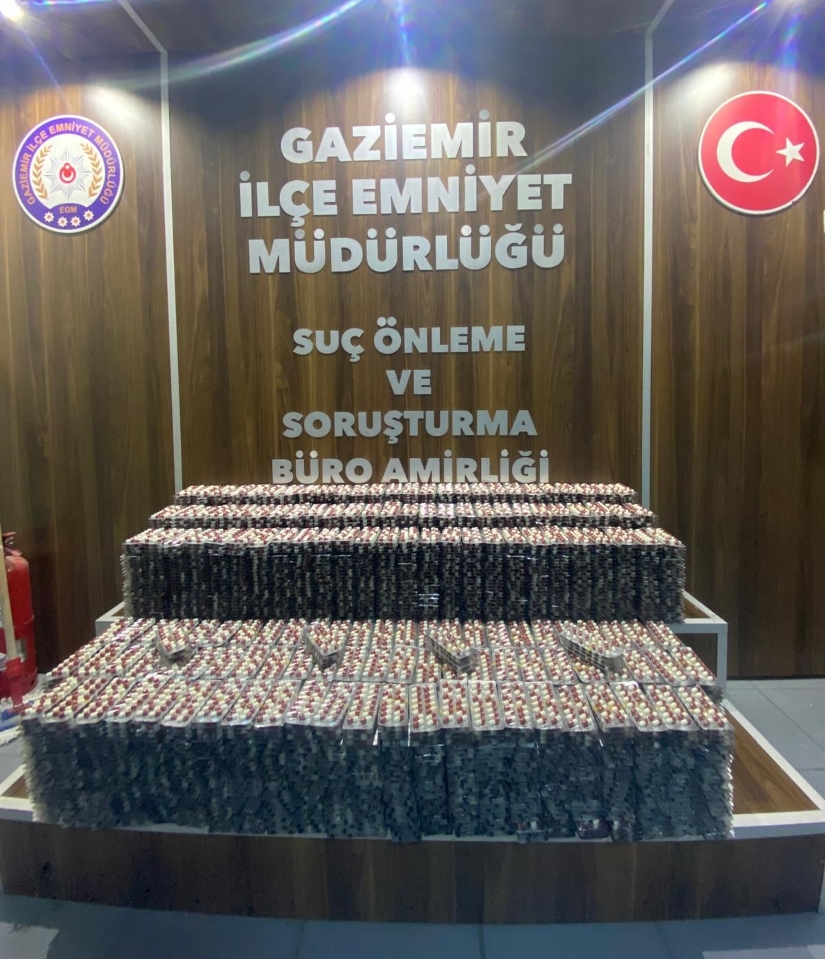İzmir'de yoldaki kolilerde uyuşturucu bulunmasıyla ilgili 2 zanlı yakalandı