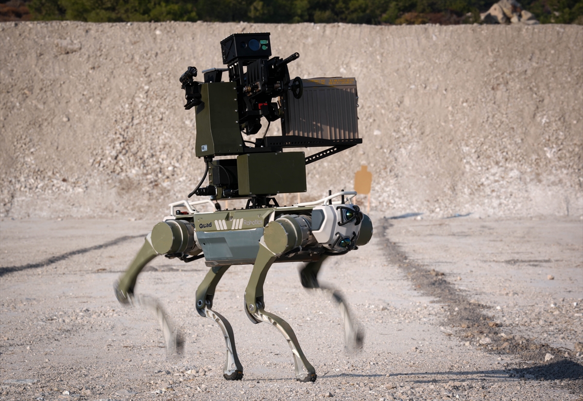 Silahlı robot köpek "Bars" keskin nişancı yarışmasında sahaya çıktı