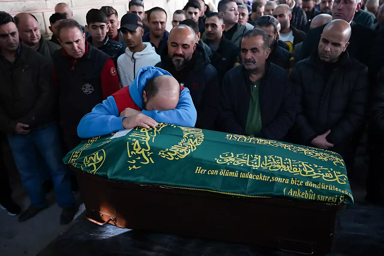 İzmir'de haşere ilaçlaması sonrası zehirlenerek ölen bebek son yolculuğuna uğurlandı