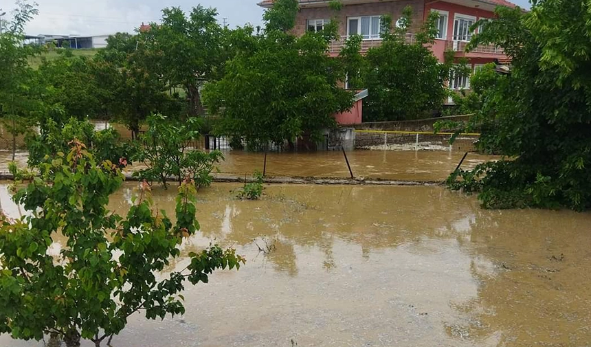 İzmir'de kuvvetli sağanak yaşamı olumsuz etkiliyor