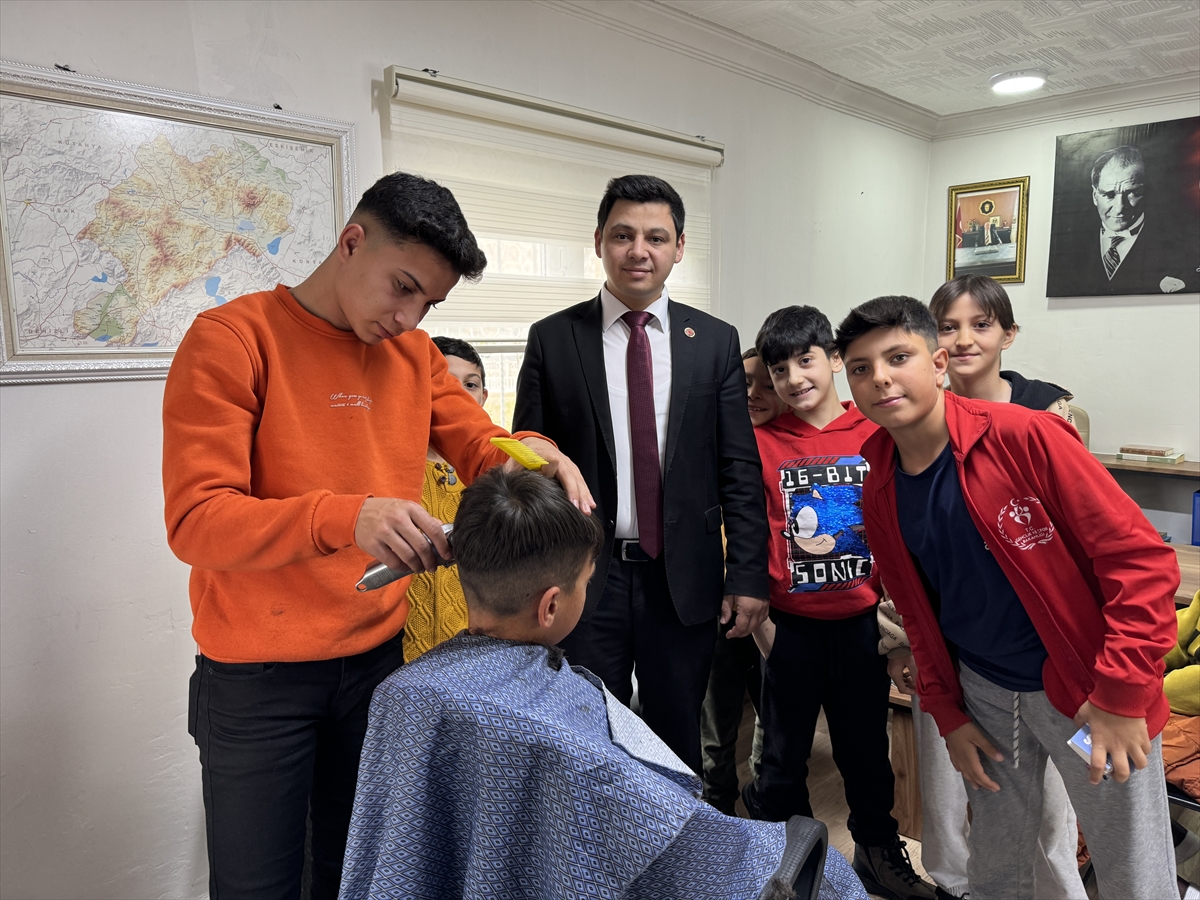 Afyonkarahisar'da "Mahallemizin Çocukları Ücretsiz Saç Tıraşı Oluyor" projesi