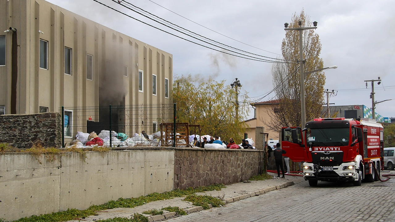 Uşak'ta Elyaf Üretimi Yapan Fabrikada Yangın Çıktı