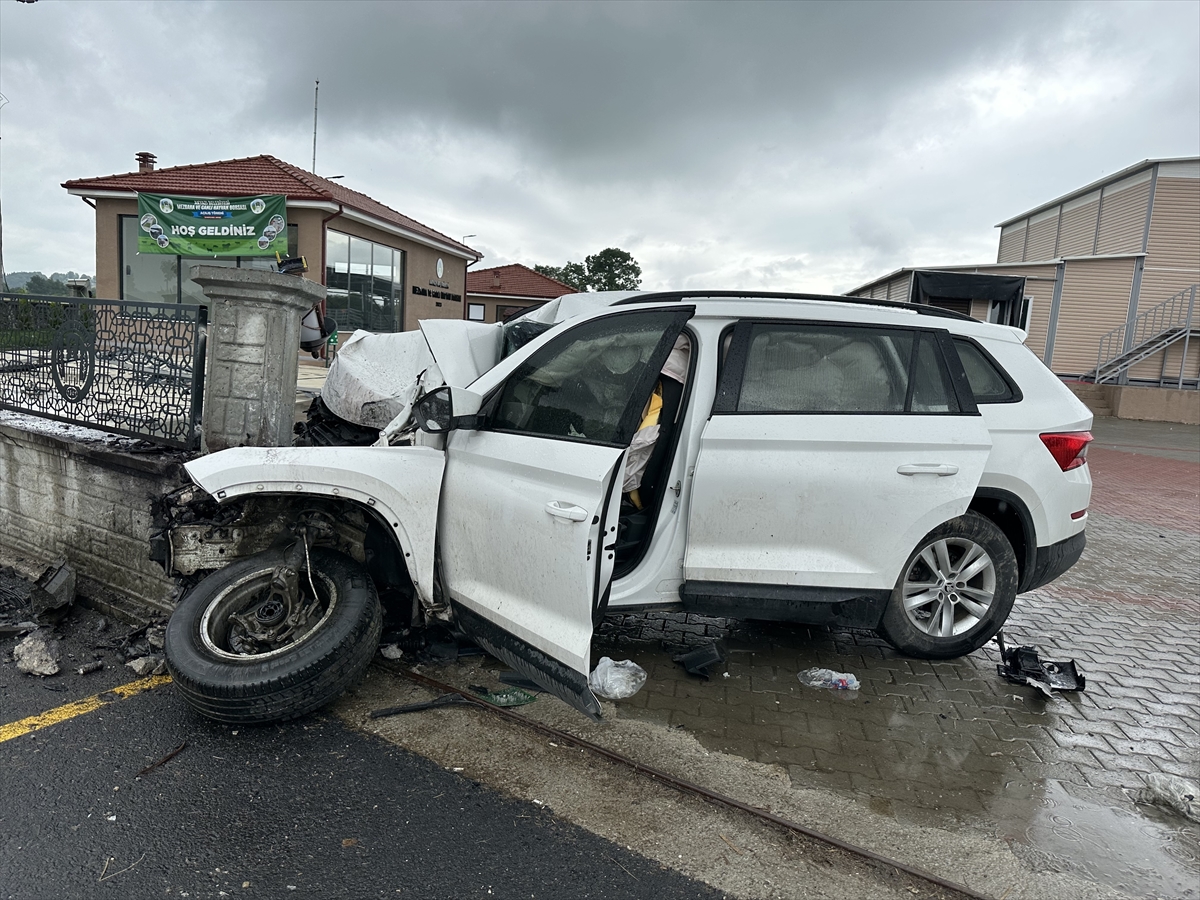 Afyonkarahisar'da istinat duvarına çarpan otomobildeki 5 kişi yaralandı