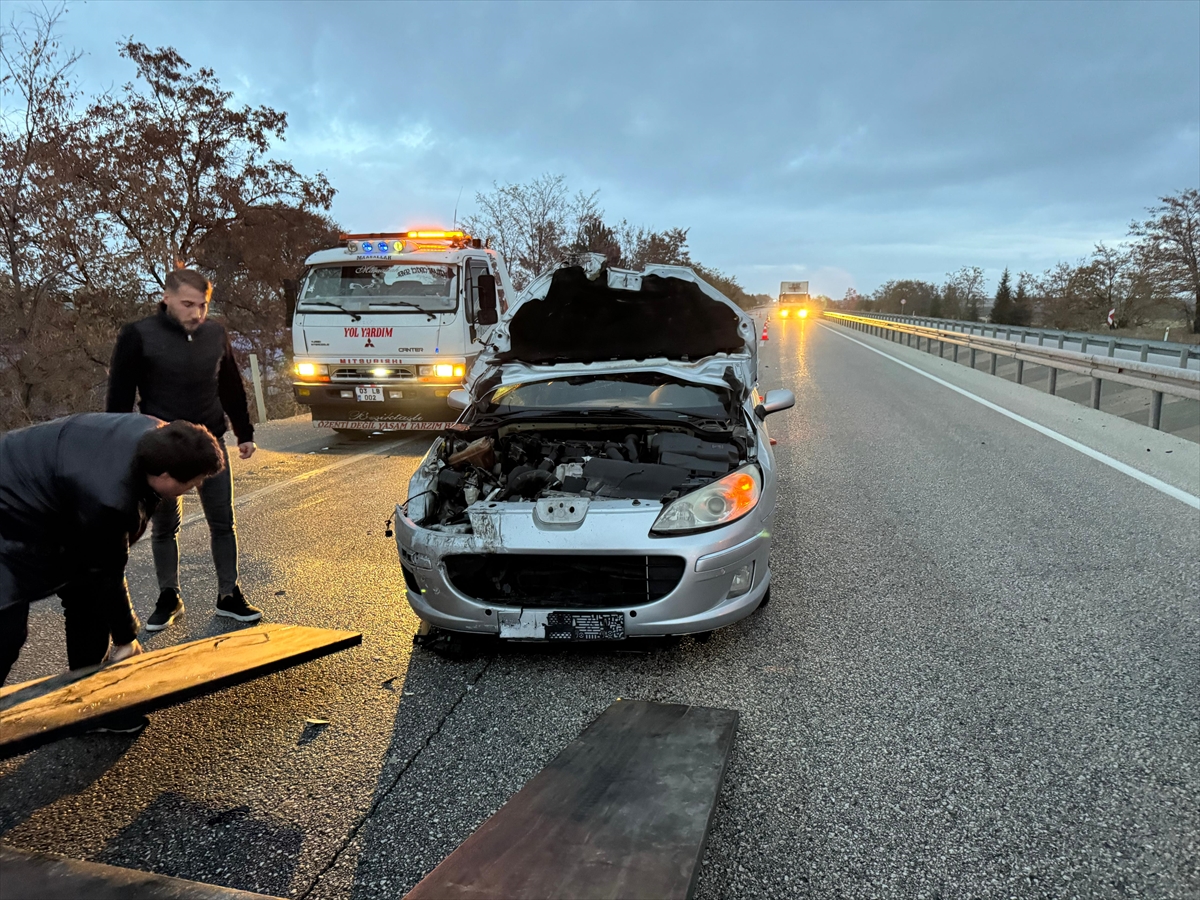 Afyonkarahisar'daki trafik kazasında 2 kişi yaralandı