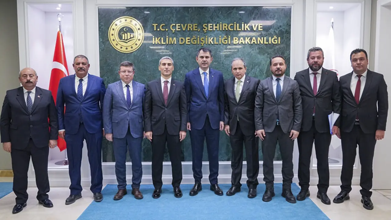 Uşak Valisi ve AK Partili Heyet, Bakan Kurum’u Ziyaret Etti