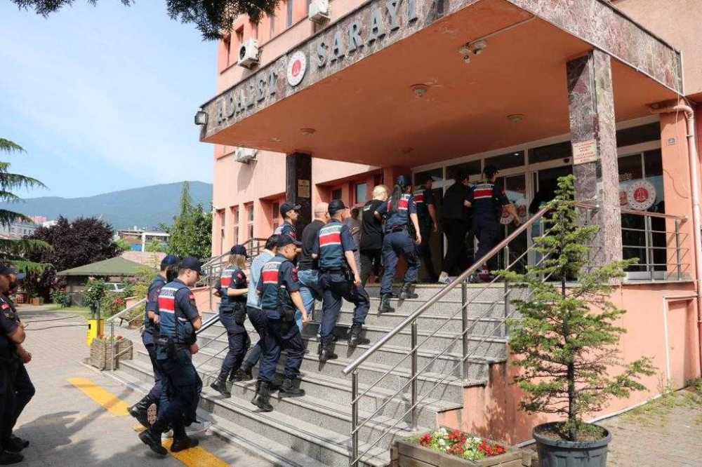 İzmir merkezli FETÖ operasyonunda 49 şüpheli gözaltında