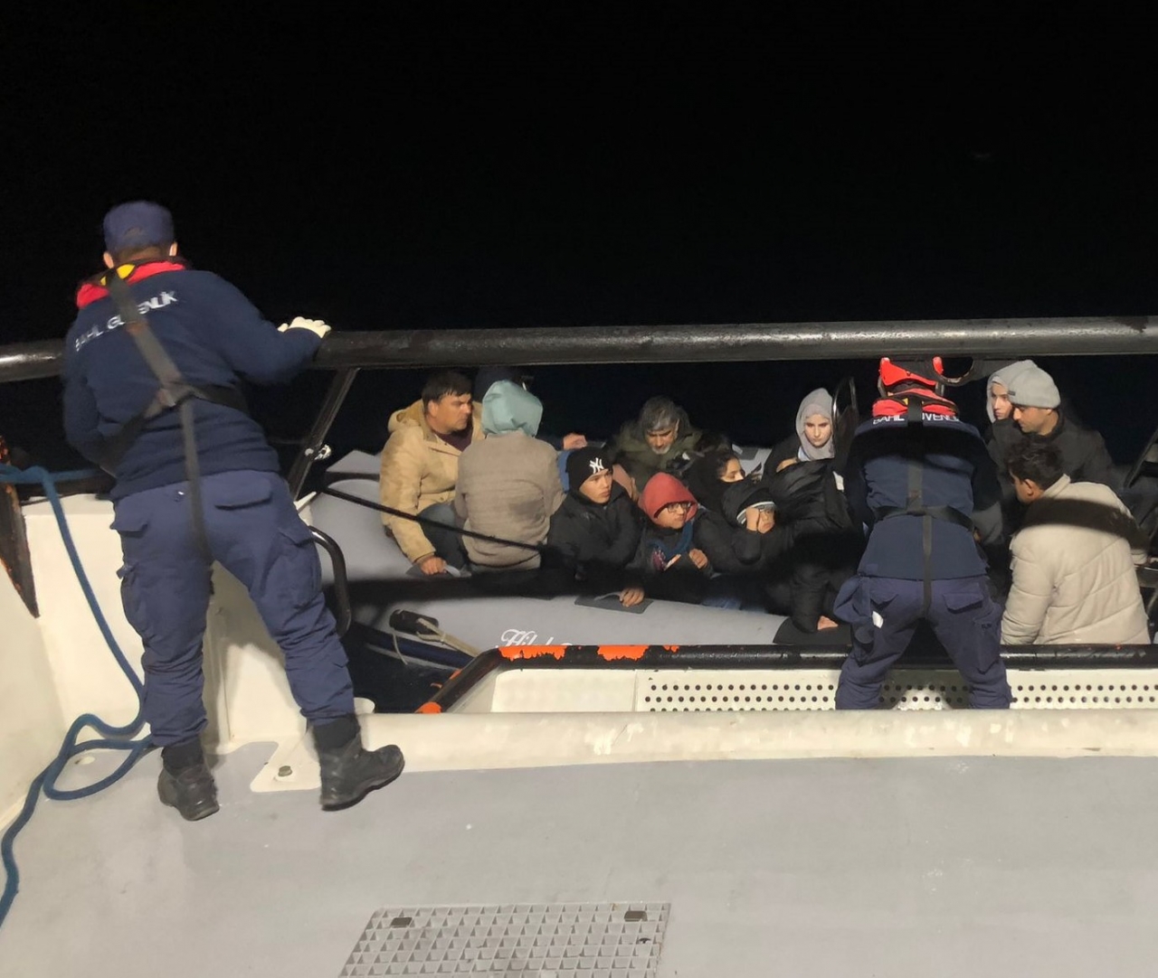 Bodrum açıklarında 16 düzensiz göçmen yakalandı