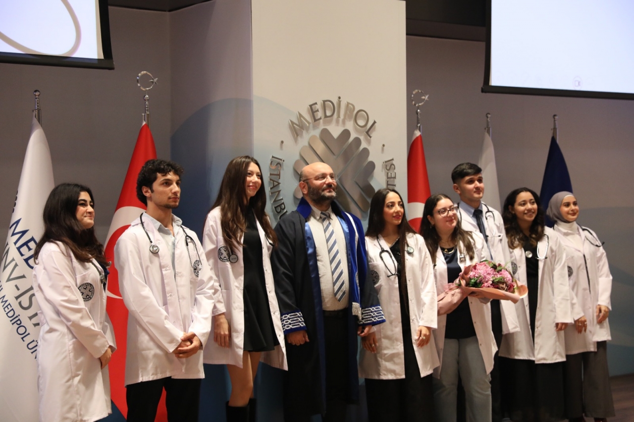 Türkiye'nin başarılı öğrencileri beyaz önlüklerini giydi