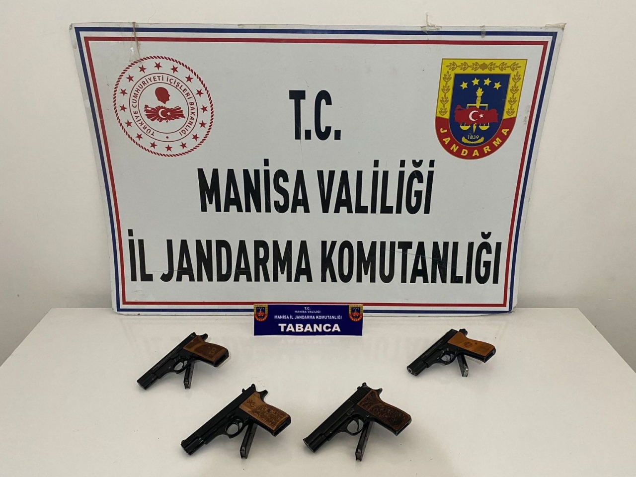 Manisa'da evinde ruhsatsız tabanca bulunan şüpheli tutuklandı