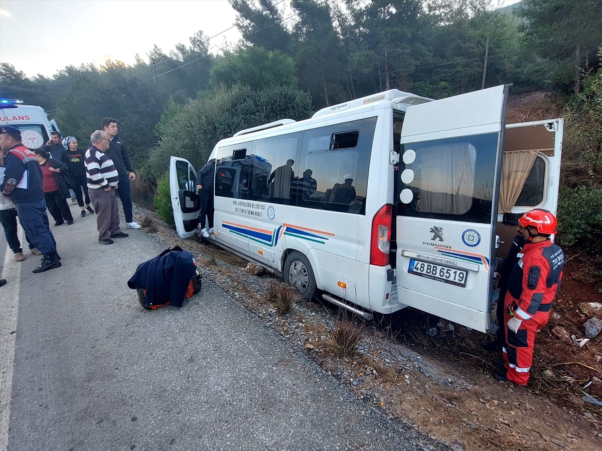 Muğla'da trafik levhasına çarpan minibüsteki 8 kişi yaralandı