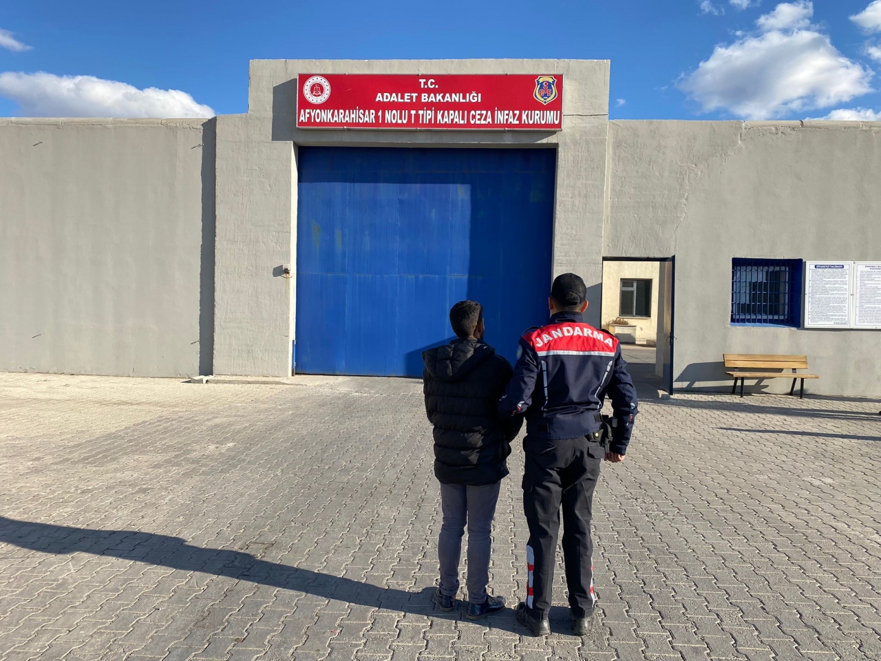 Afyon'da 4 yıl kesinleşmiş hapis cezası bulunan hükümlü yakalandı
