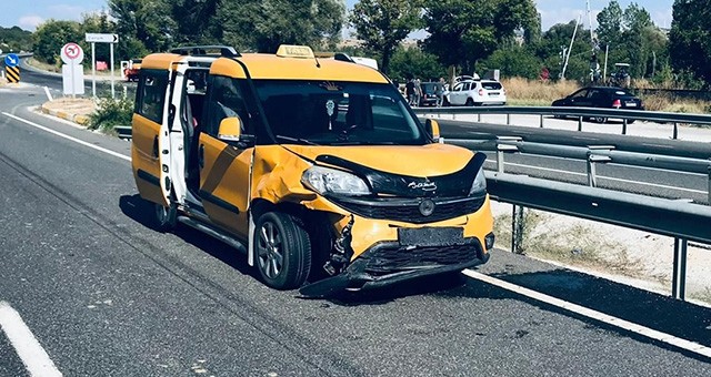 UŞAK'TA İKİ OTOMOBİLİN ÇARPIŞTIĞI KAZADA 4 KİŞİ YARALANDI