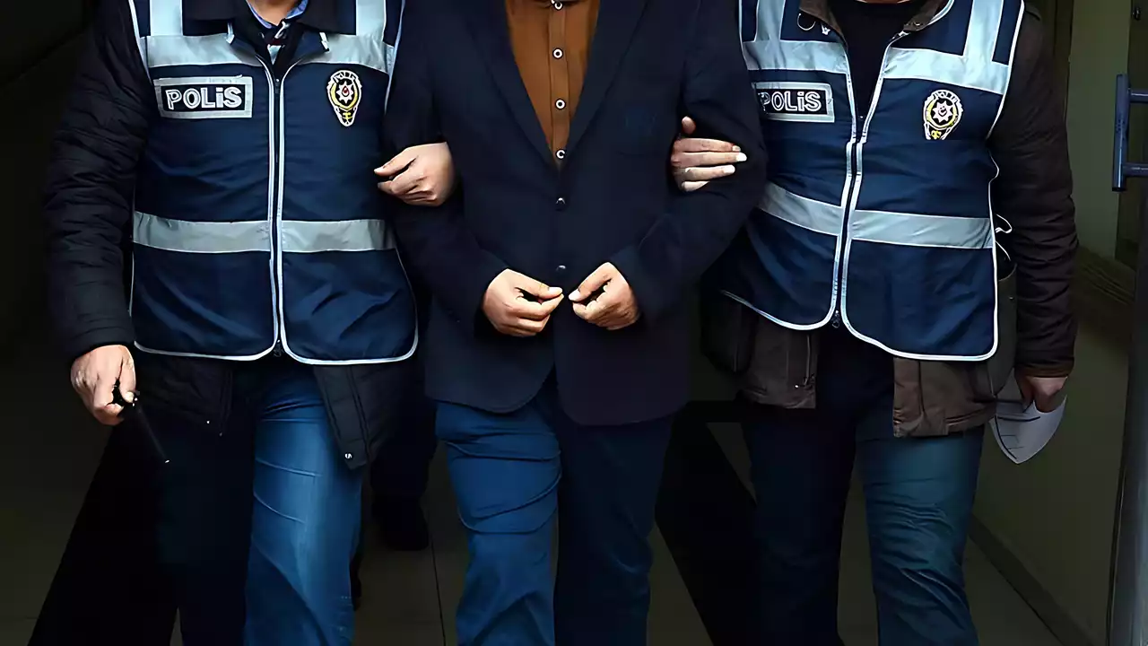 İzmir'de 2 firari hükümlü yakalandı