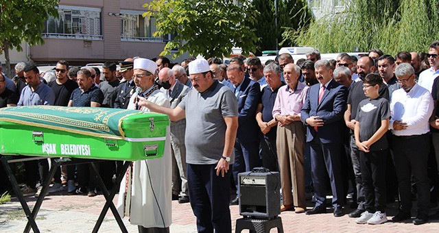 UŞAK VALİSİ ERGÜN, HAYATINI KAYBEDEN LİSE ÖĞRENİCİSİNİN CENAZE TÖRENİNE KATILDI