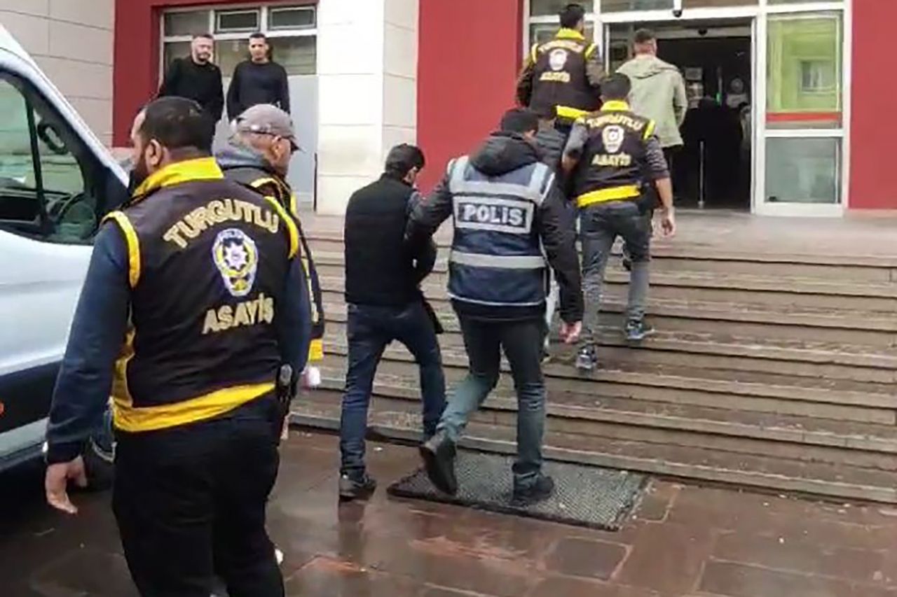Manisa'da silahla ateş ettikleri anları sosyal medyada paylaşan 5 kişi tutuklandı