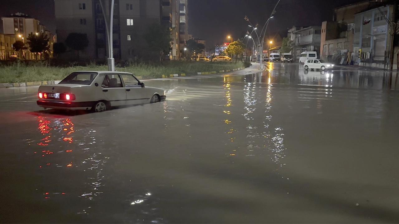 Fethiye'de şiddetli yağış su baskınlarına neden oldu
