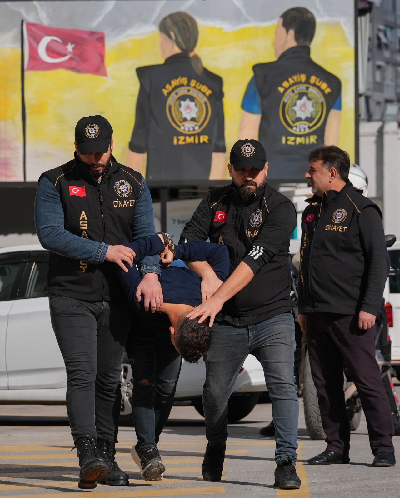 İzmir'de polis ekibine silahlı saldırıya ilişkin 6 şüpheli adliyede