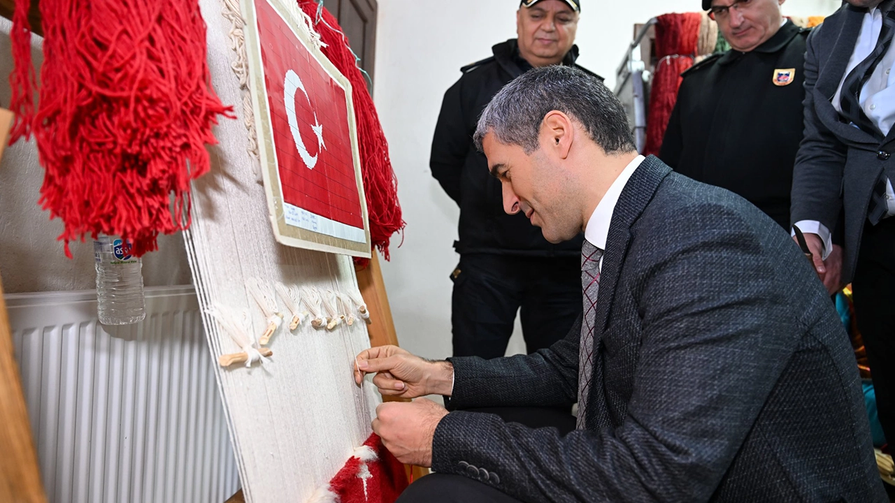 Vali Naci Aktaş Uşak Halısı Dokudu