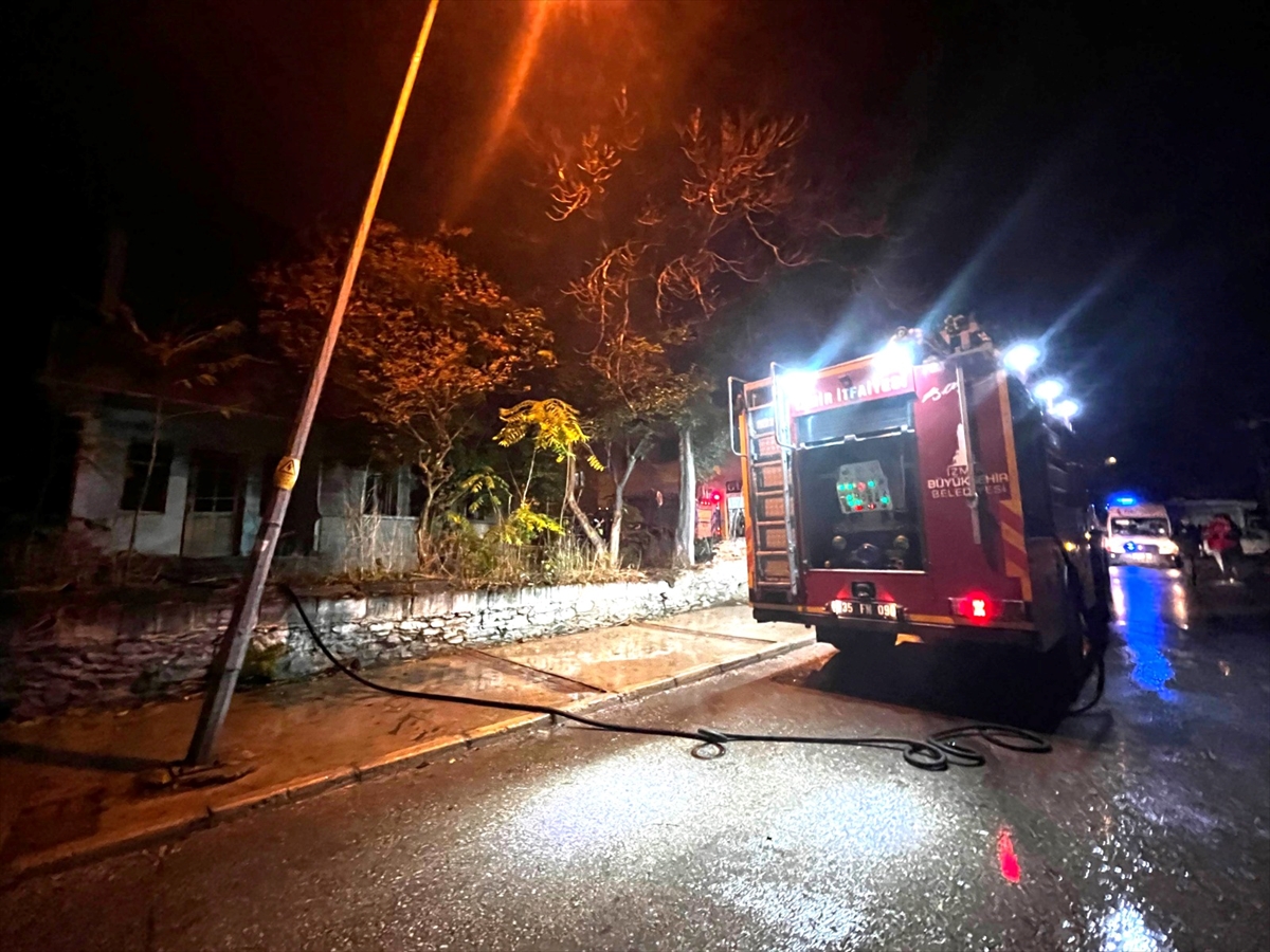 Bayındır'da metruk binada çıkan yangın söndürüldü