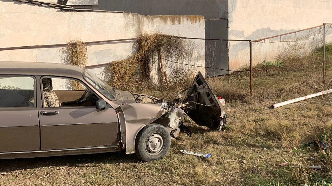 Trenin Çarptığı Otomobil Yol Kenara Savruldu; 1 Yaralı